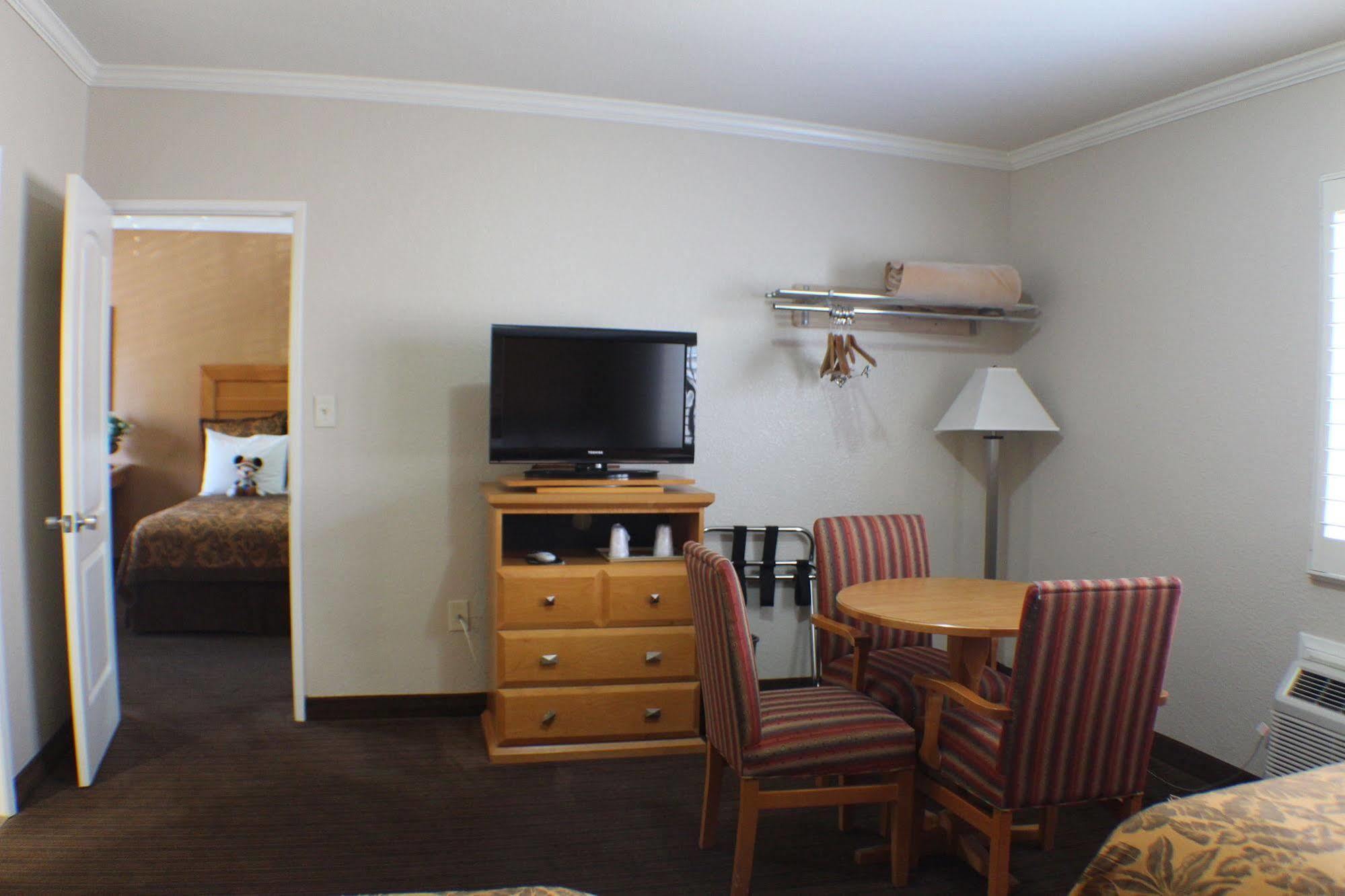 Anaheim Islander Inn And Suites Exterior foto